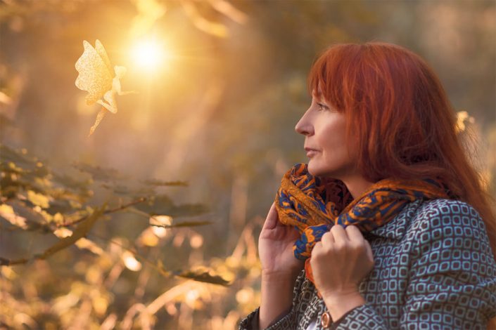 magický fantasy portrét ženy v lese pri západe slnka