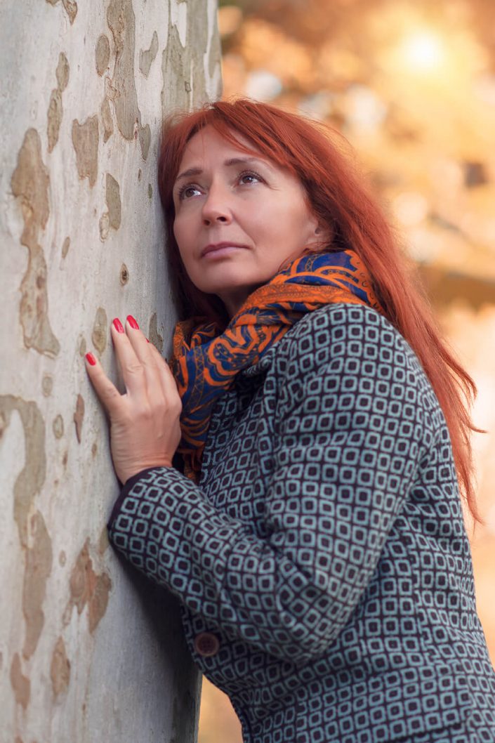 Portrét ženy pri strome v lese